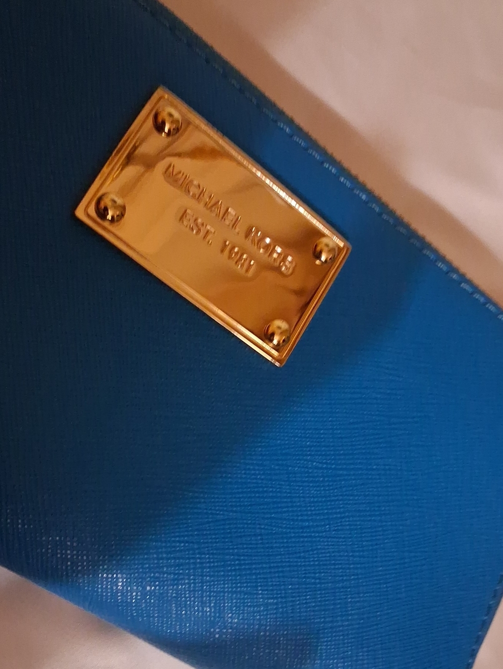 Michael Kors White Leather Shoulder Bag with Blue Wallet and Gold Hardware. - Picture 7 of 9